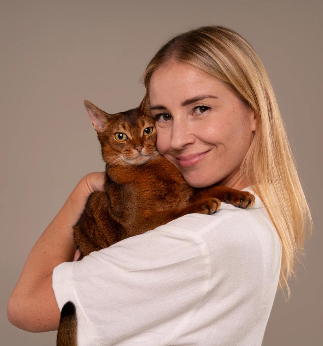 Девушка с кошкой